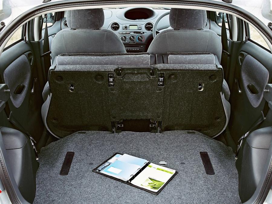  Toyota Yaris 5-Door 1999 года  (UK) (фото 14 из 16)